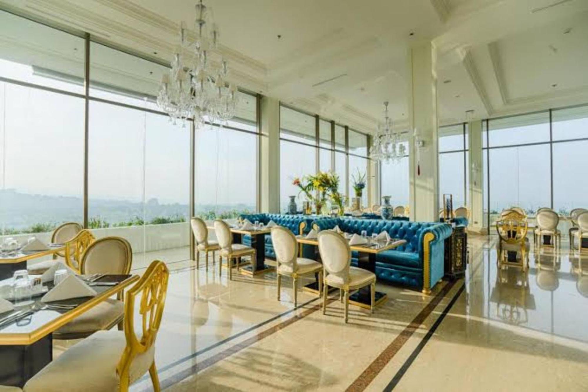 Apartemen With Private Jaccuzi At Art Deco By Travelio *